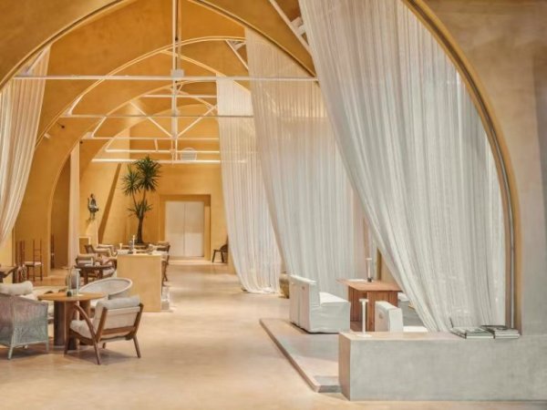 金御优配 被上海这些店“种草了”！当餐厅办起展览，超市变成三重空间……