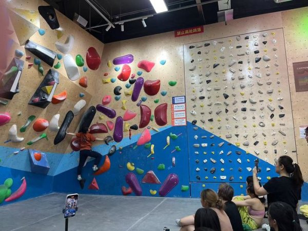 真牛所 健身房不火了，京沪打工人涌入攀岩馆