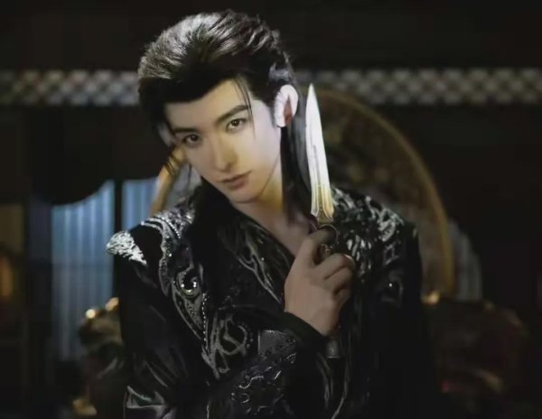 易配宝 长相演技不输龚俊，《暗河传》他3部剧霸屏，还是高考610分的学霸